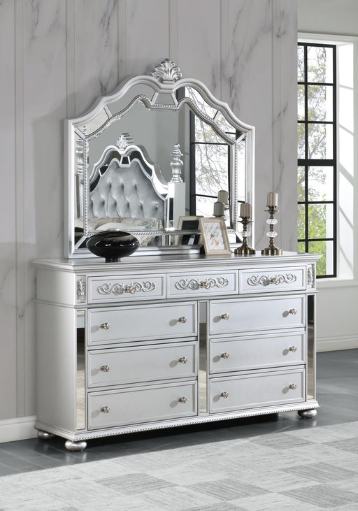 B052 - Dresser - Shimmer Silver
