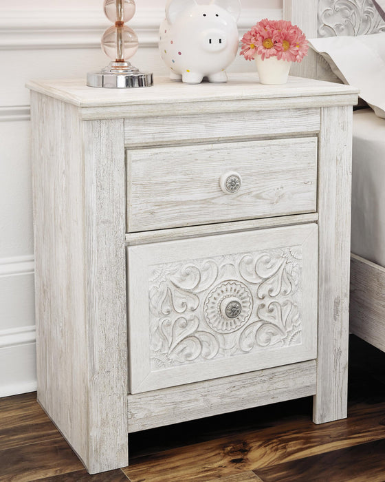 Paxberry Queen Panel Bed with Mirrored Dresser and Nightstand - alternate view 7